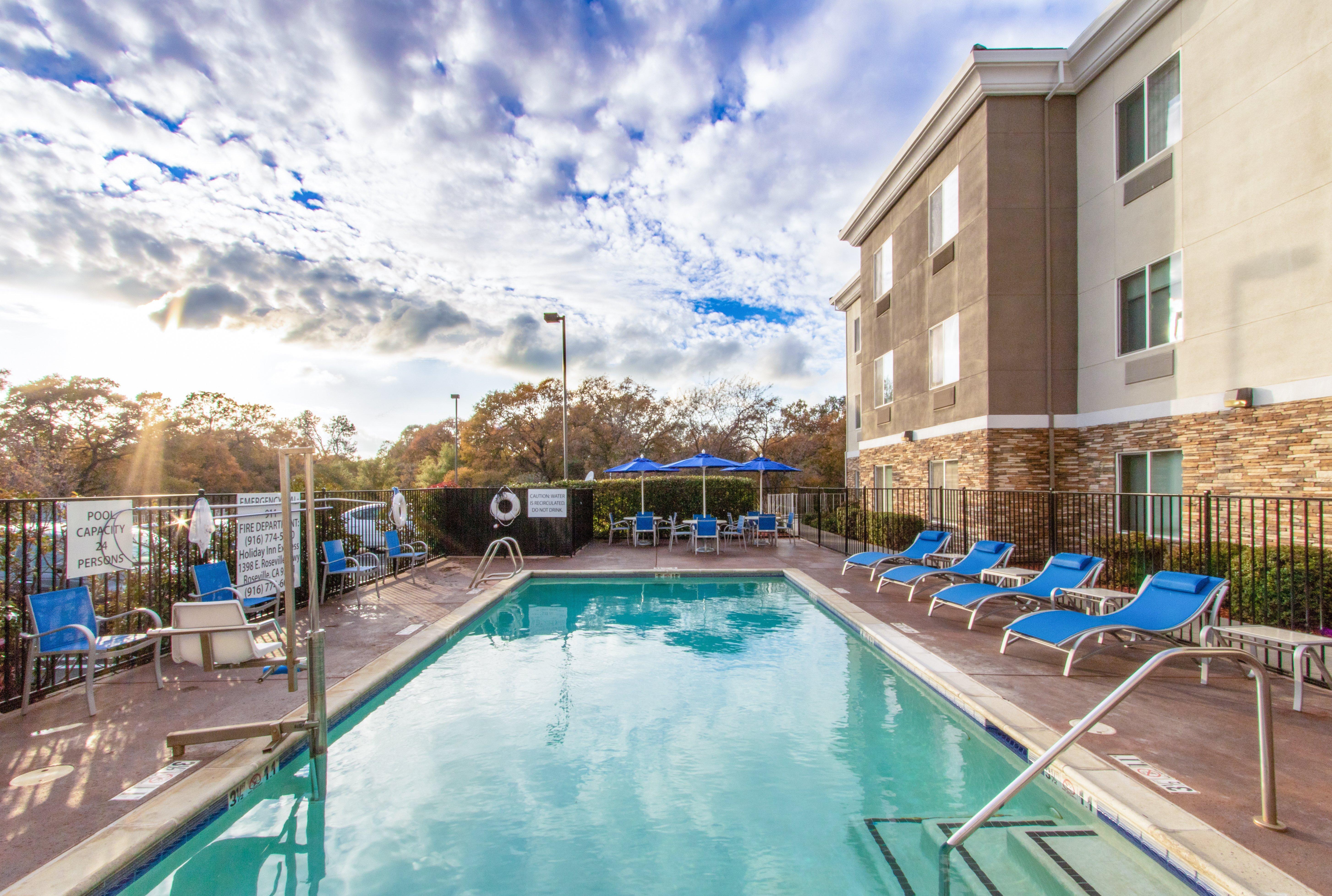 Holiday Inn Express Hotel & Suites Roseville - Galleria Area, An Ihg Hotel Exterior photo